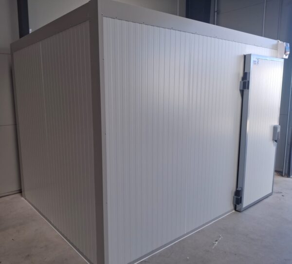 camera frig 5 Camera frigorifica de refrigerare 2m x 3,5m x 2,10m